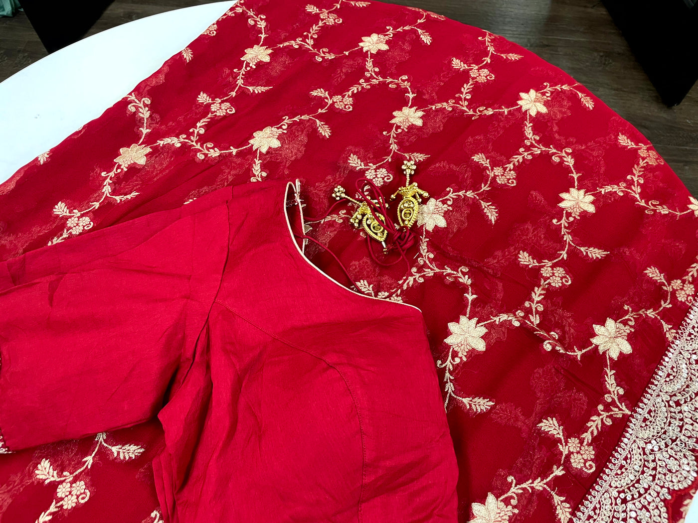 RED COLORED DESIGNER SAREE SET WITH THREAD EMBROIDERY
