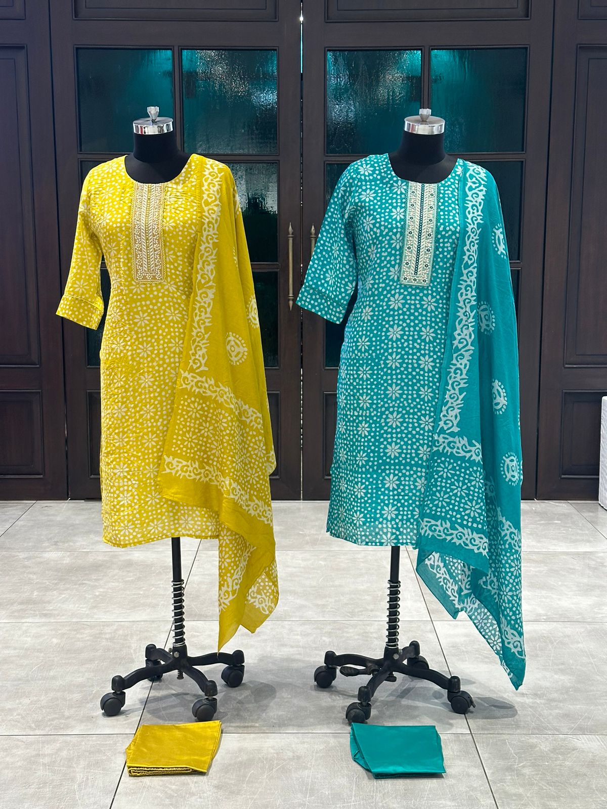 STRAIGHT CUT SUIT SET WITH BANDHANI BUTTIS