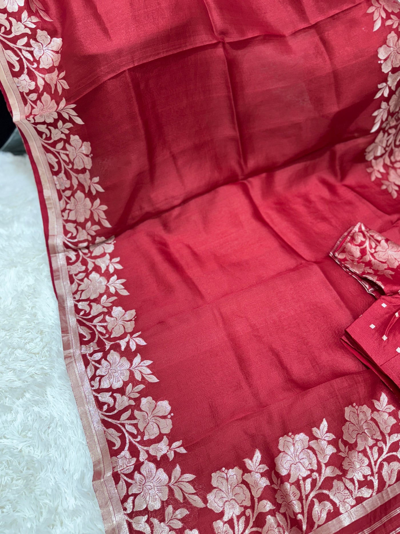 Banarasi Kora Silk Saree – Maroon with Silver Floral Zari Border & Pallu, Elegant Handwoven Saree with Matching Blouse