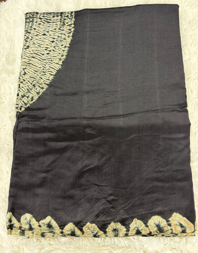 Bandhani Style Tussar Silk Saree – Black with Golden Butta Blouse & Tie-Dye Border