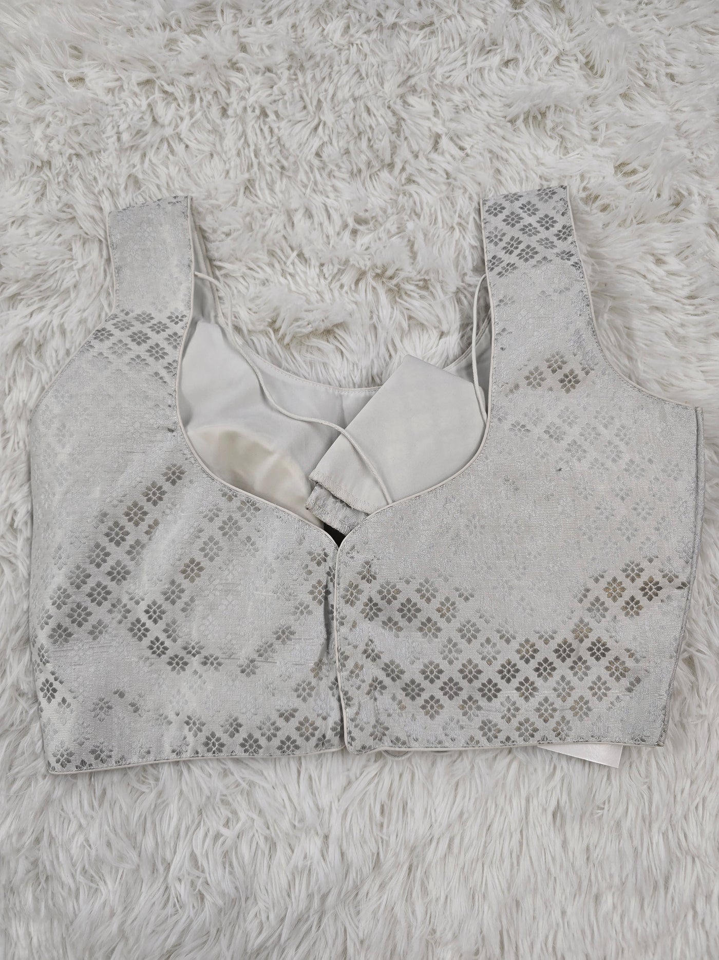 Silver Jacquard Sleeveless Blouse – Elegant Round Neck with Back-Open Design