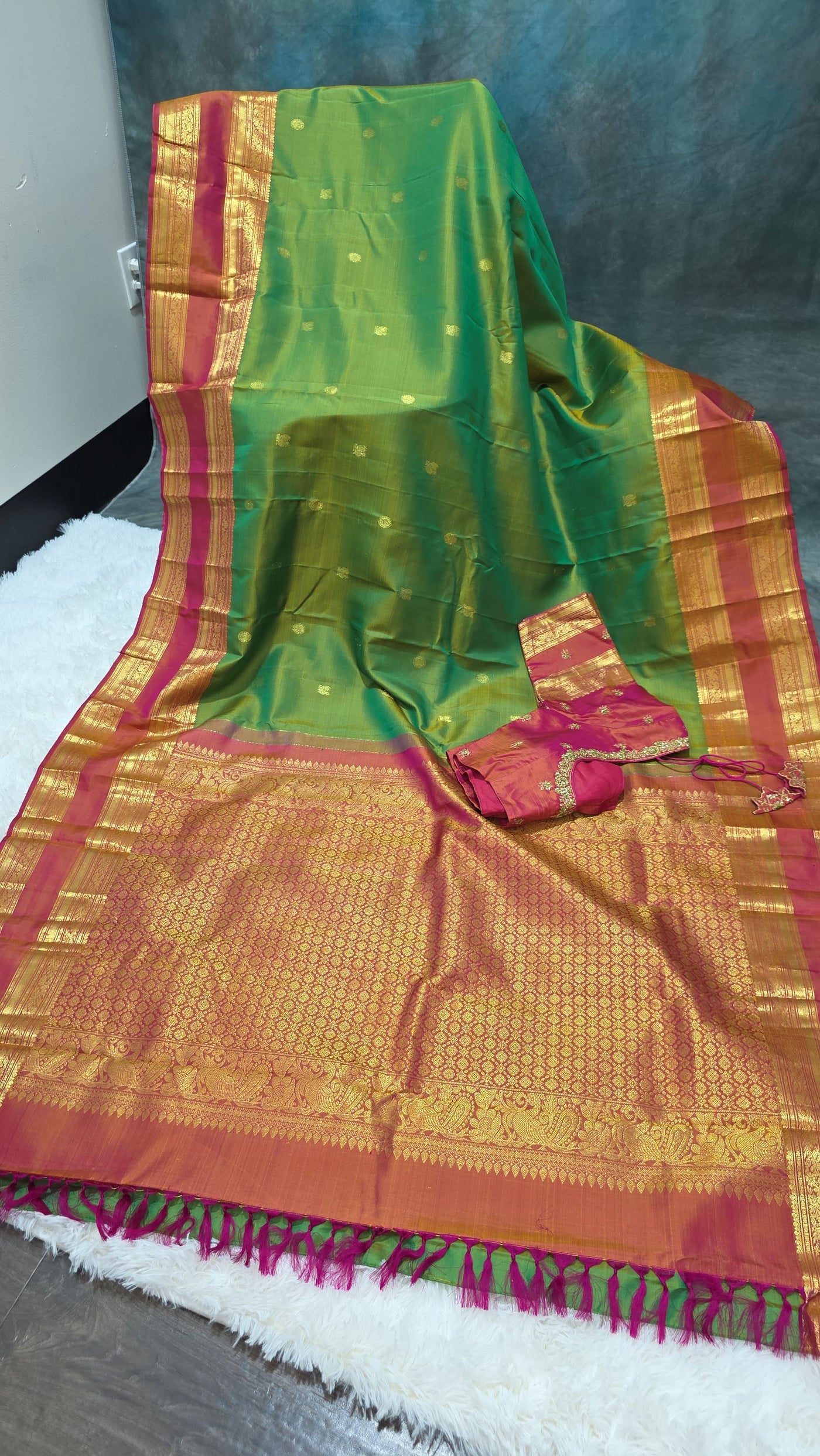 Kanchipuram Pattu Saree – Green with Pink Border & Golden Zari Weaving, Handwoven Traditional Silk Saree with Embroidered Blouse
